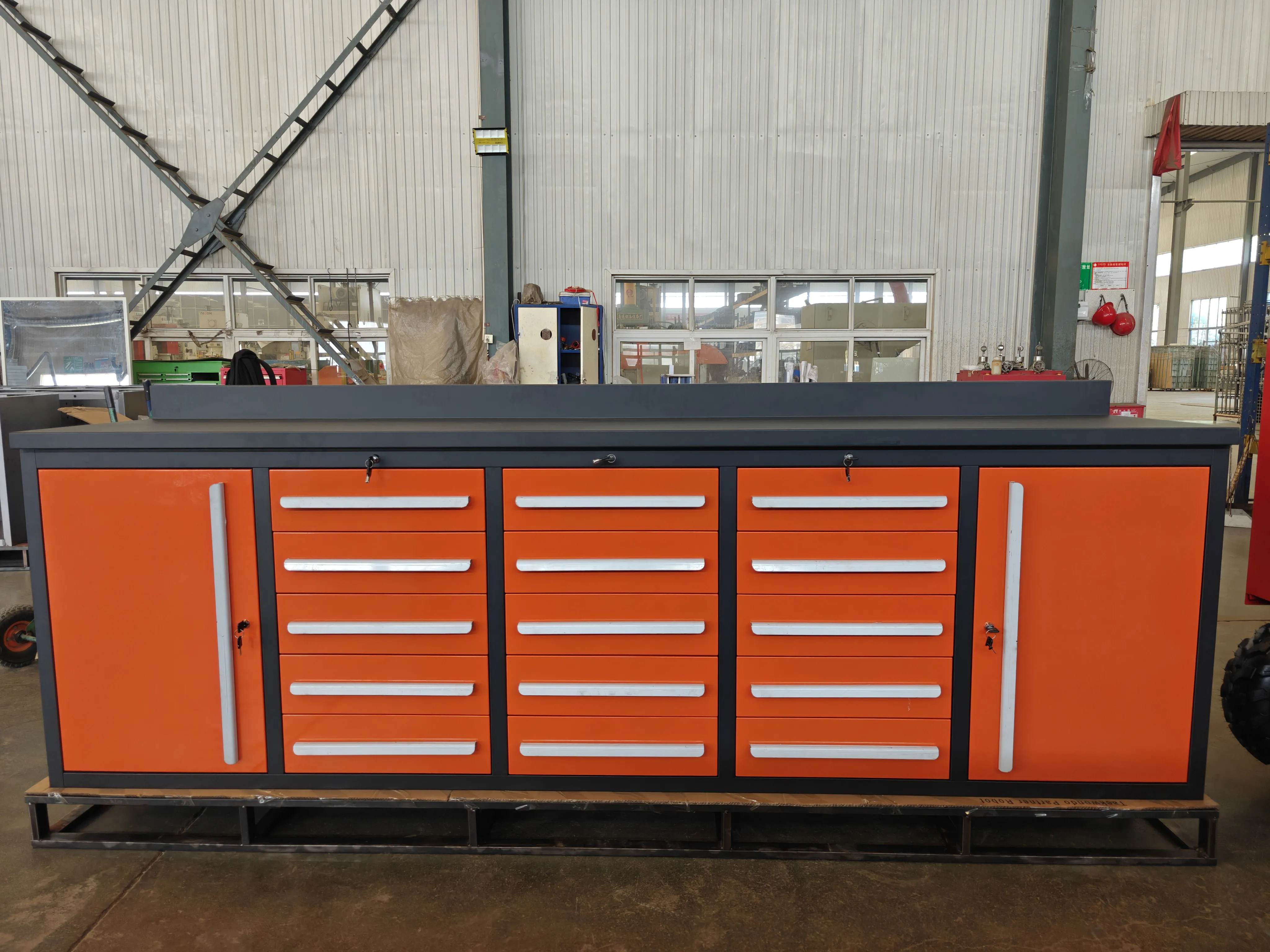 Какви са характеристиките на Orange Tool Workbench?