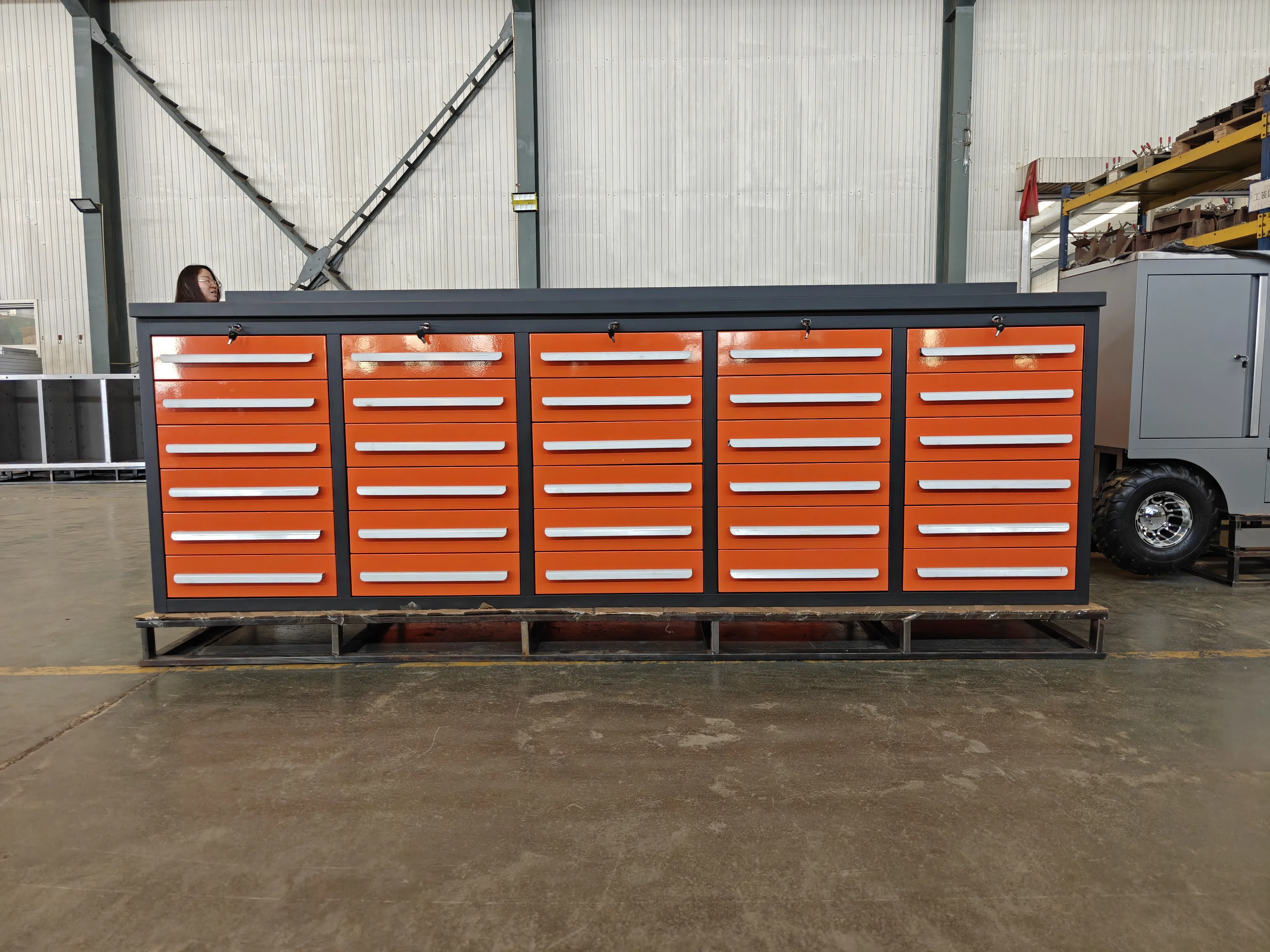 Какви са характеристиките на Orange 30 чекмедже Workbench?