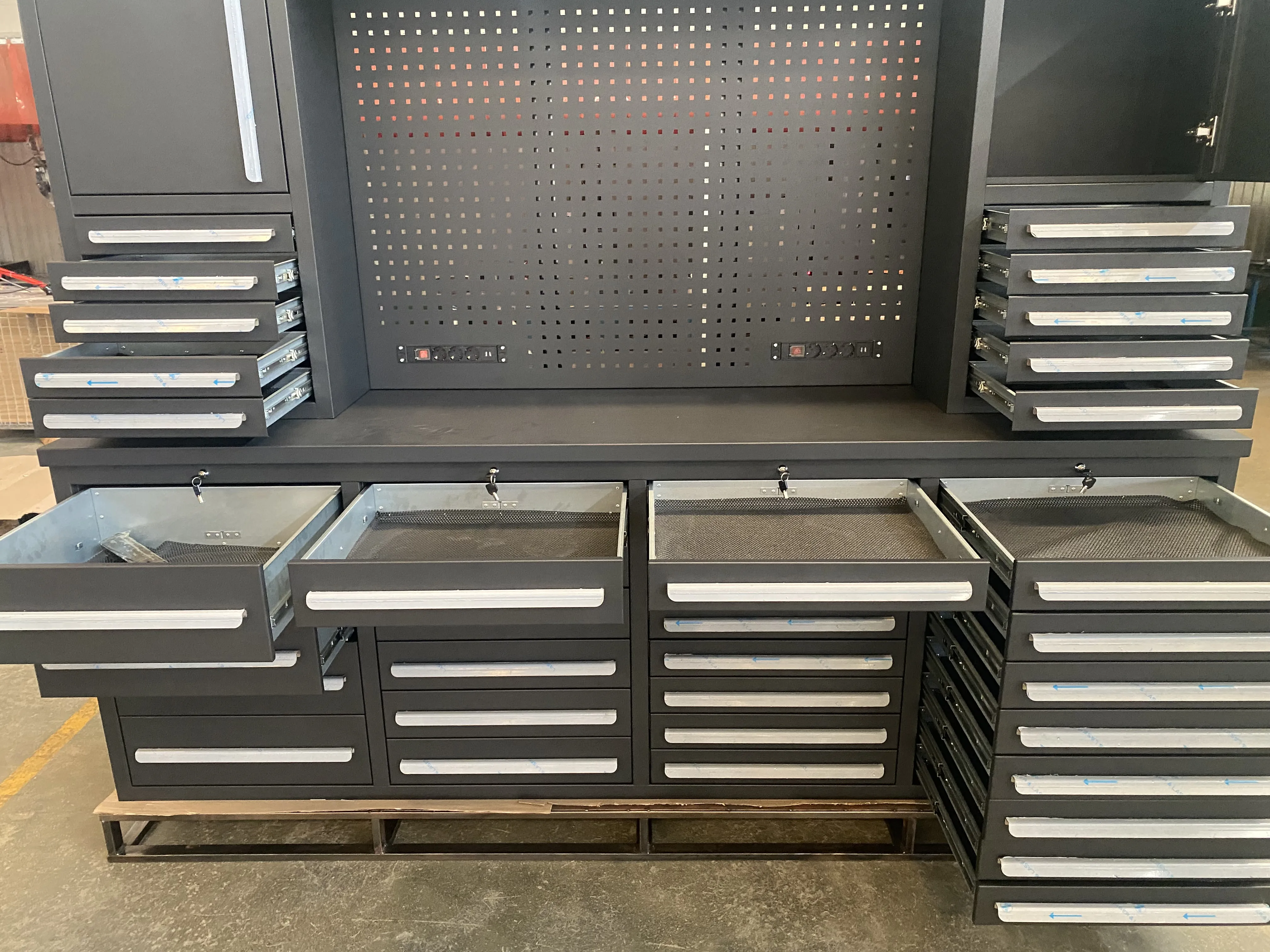 Отидохме във фабриката, за да проверим качеството на шкафа с инструменти.