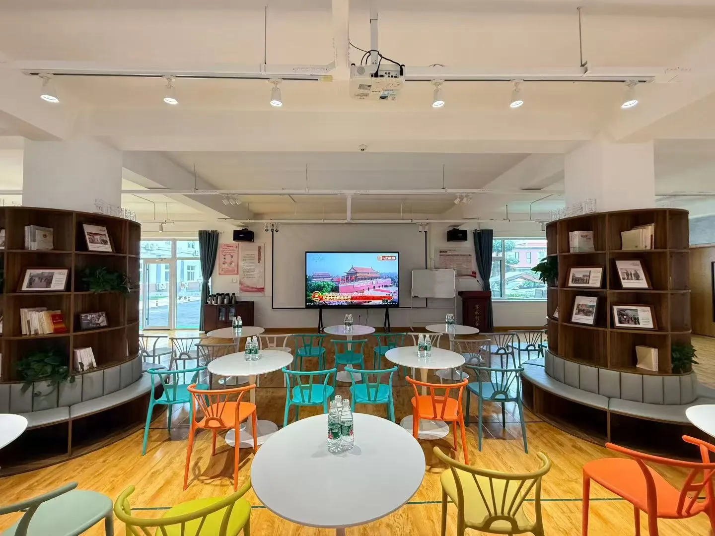 Cyjy Company организира всички свои служители, за да наблюдава военния парад.