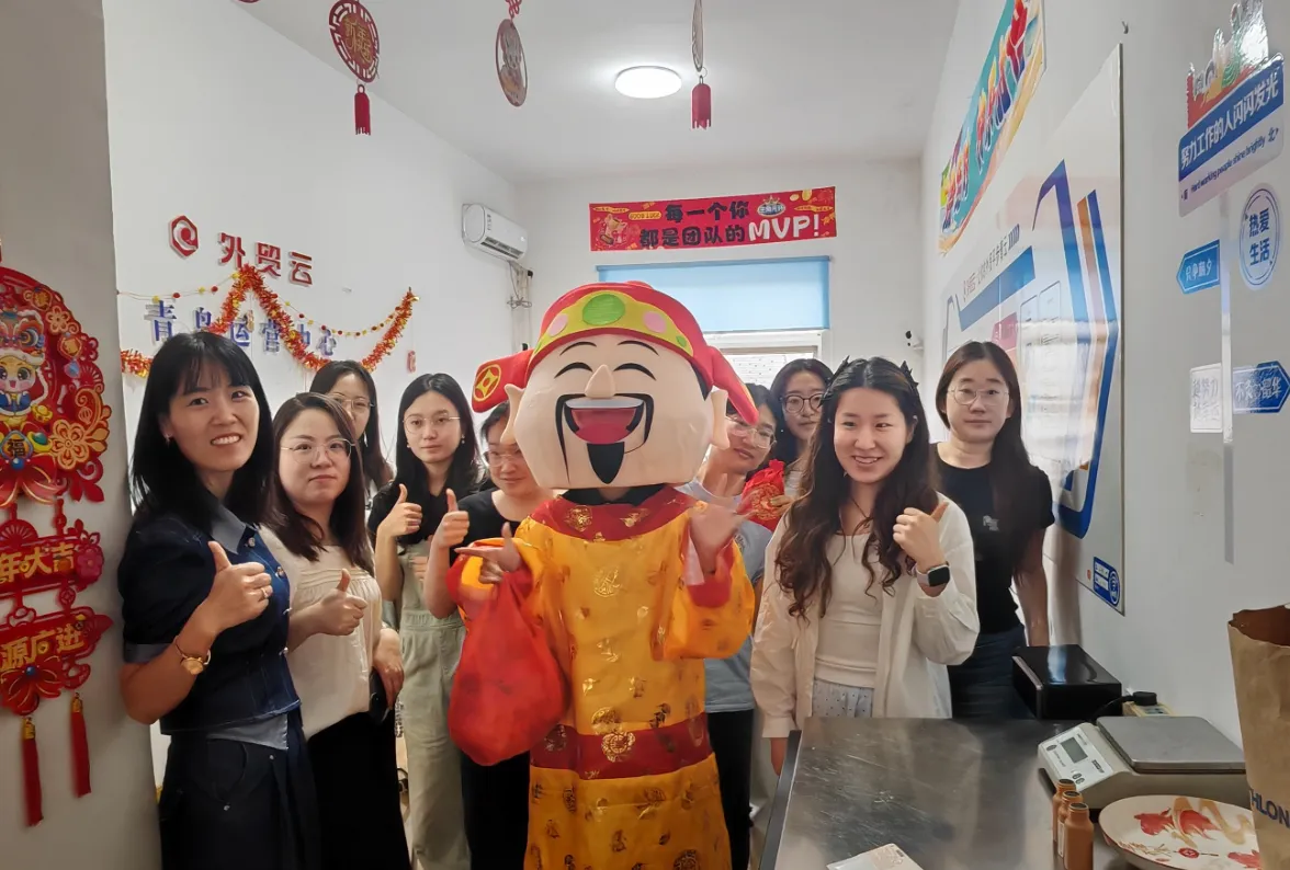 Хората позират за снимка на фестивала на Бога на богатството