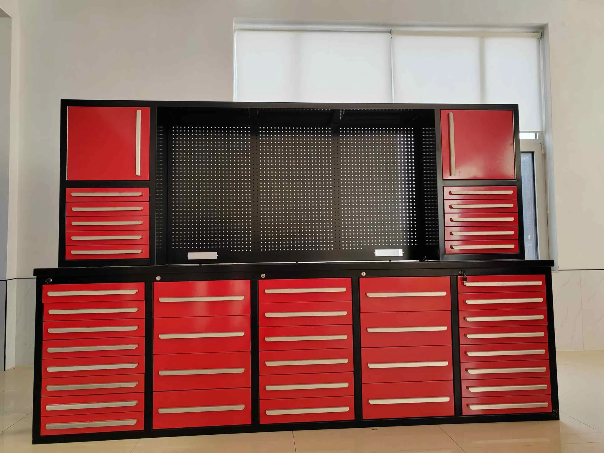 Червена работна маса