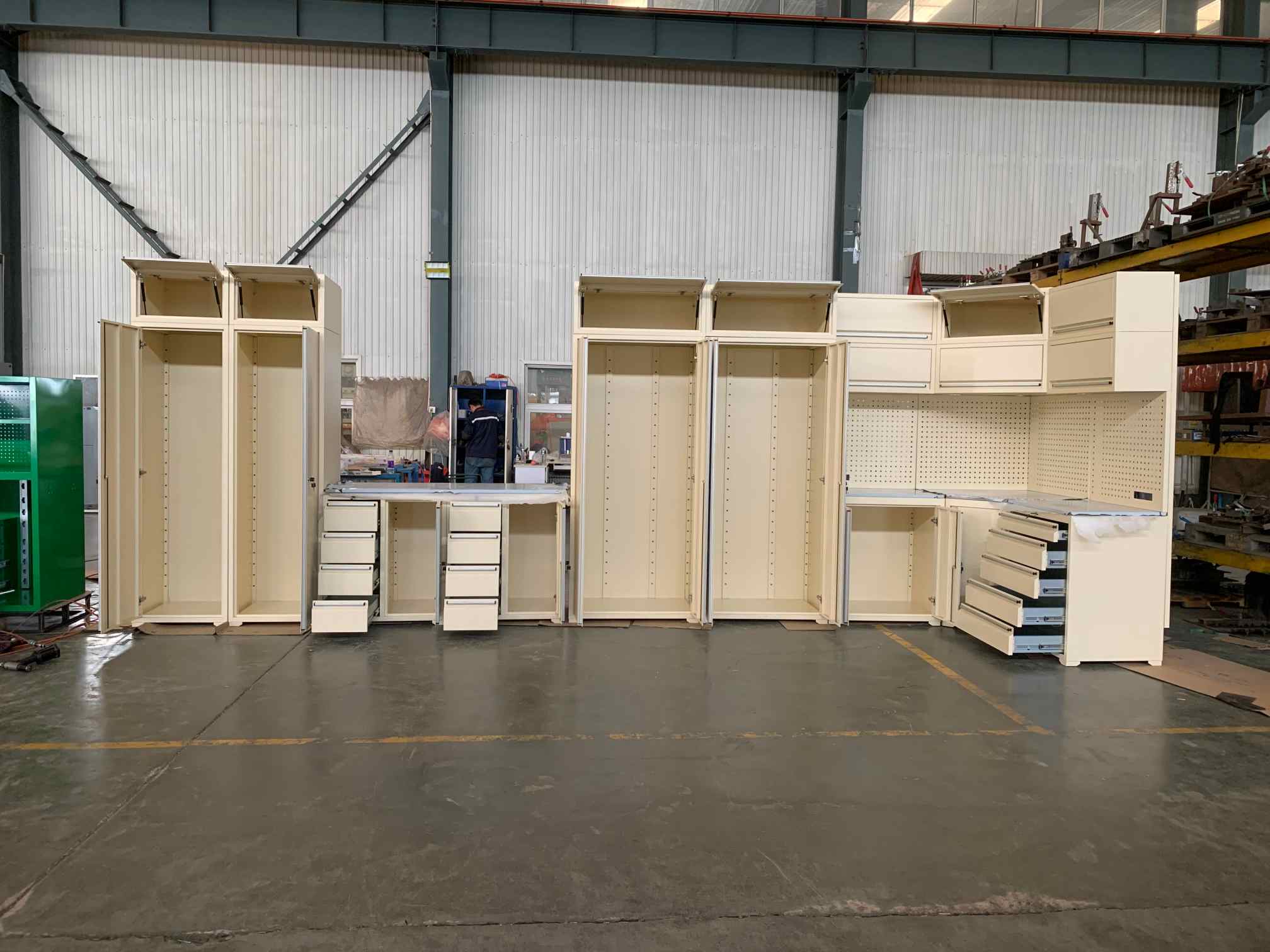 Гаражен шкаф за Workbench